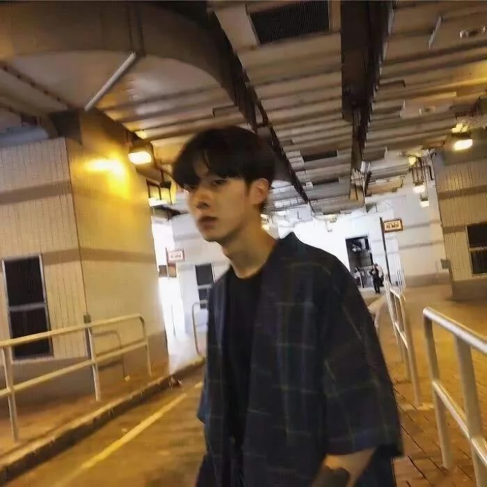 【男生头像】清醒地做着糊涂的事，就很无奈 -- 小欣-微梦云小屋
